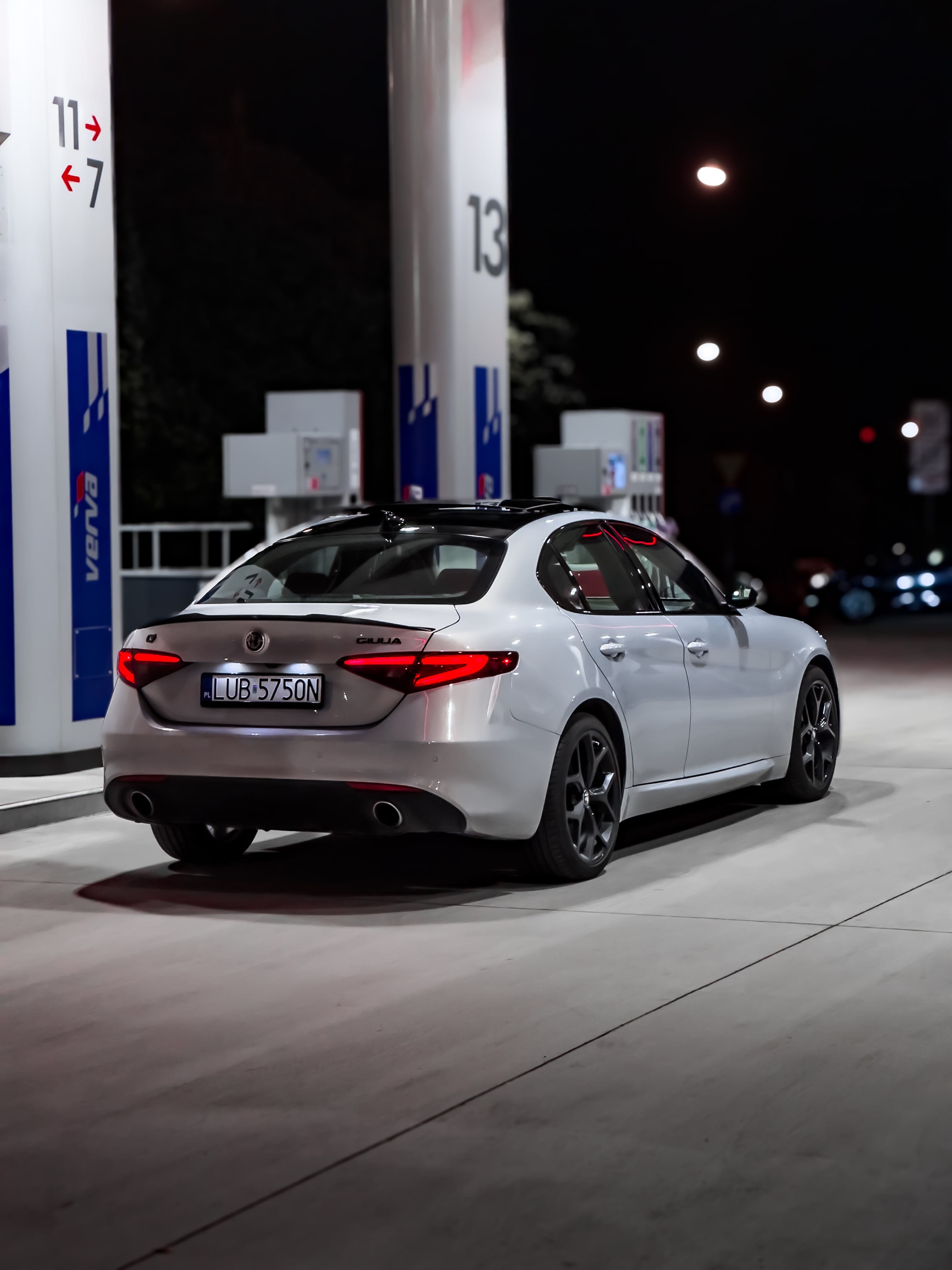 Alfa Romeo Giulia Veloce tylny widok - luksusowy samochód do ślubu